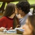 Em "Verdades Secretas", Angel (Camila Queiroz) vai assumir namoro com Guilherme (Gabriel Leone) na frente de Alex (Rodrigo Lombardi)