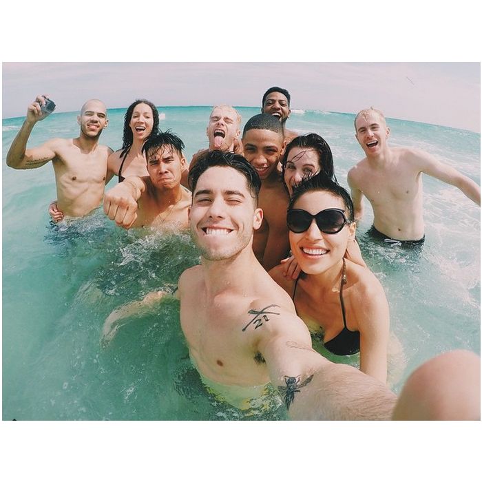 Ricky Alvarez e os outros dançarinos de Ariana Grande estão sempre juntos. Quem aí quer entrar nessa selfie?