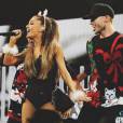 Ricky Alvarez arrasa no palco ao fazer coreografias incríveis para os hits de Ariana Grande