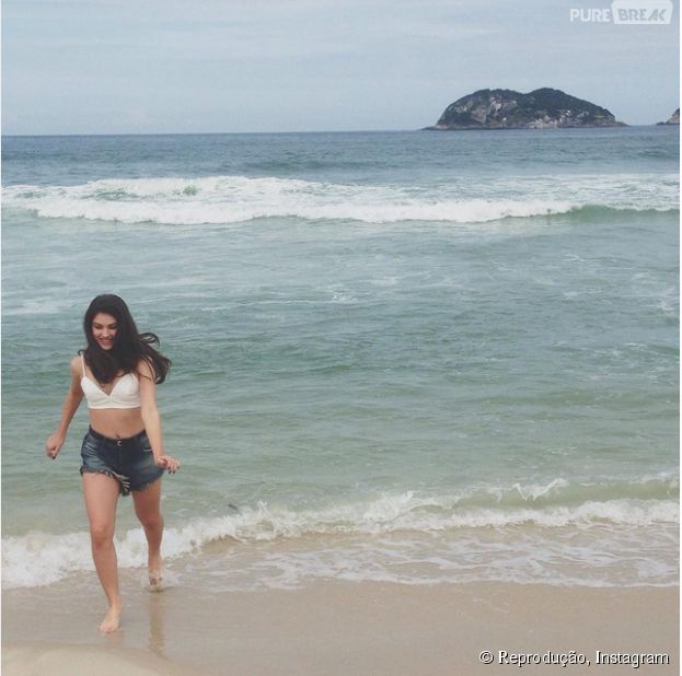 Giovanna Grigio, de "Chiquititas", mostra look estiloso na praia