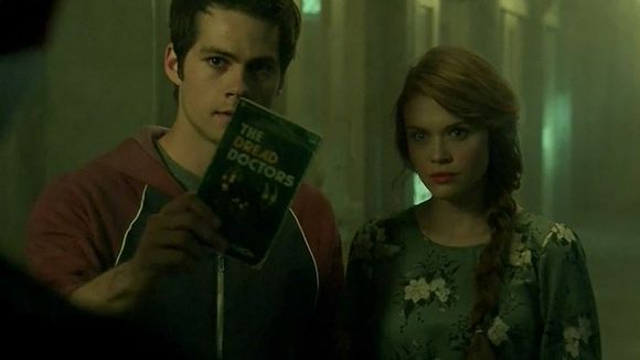 Em "Teen Wolf": na 5ª temporada, Stiles (Dylan O'Brien) descobre sobre os Doutores!
