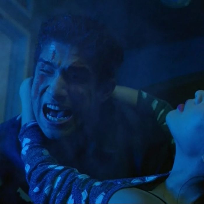 Em &quot;Teen Wolf&quot;, Scott (Tyler Posey) começou a ver como os poderes de Kira (Arden Cho) estão descontrolados ao salvá-la dos Doutores