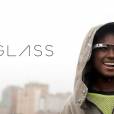 Google Glass:  capaz de tirar fotos a partir de comandos de voz, enviar mensagens instantâneas e realizar vídeoconferências 