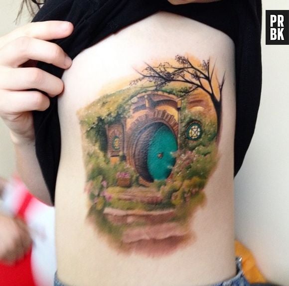 Os fãs de "O Hobbit" gostam de mostrar para todos o quanto amam essa história. Melhor maneira é fazendo uma tatuagem, né?