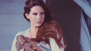 Lana Del Rey lança videoclipe de "High By The Beach" com vibe delicada e destrutiva ao mesmo tempo