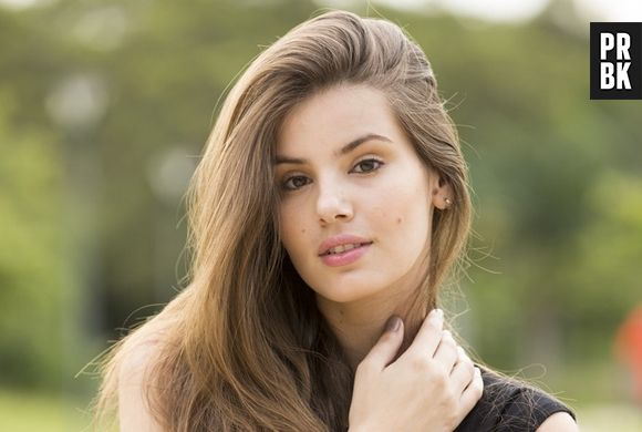 Destaque em "Verdades Secretas", Camila Queiroz diz que não se arrepende de sua dedicação à carreira desde cedo
