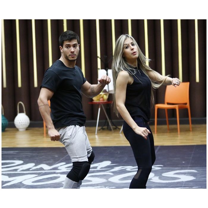 No &quot;Dança dos Famosos 2015&quot;, do &quot;Domingão do Faustão&quot;, Arthur Aguiar dança com a bailarina Mayara Araújo