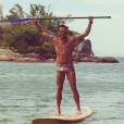 No Instagram: Daniel Alves pratica stand up paddle na Bahia