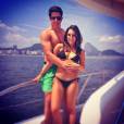 Enzo Celulari e namorada Rafaella Rique passeiam de barco no Rio epostam foto no Instagram