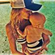 Carol Trentini posta foto no Instagram com o filho no colo