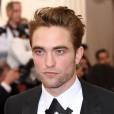  Robert Pattinson é conhecido por interpretar o vampiro Edward Cullen, na saga "Crepúsculo" 