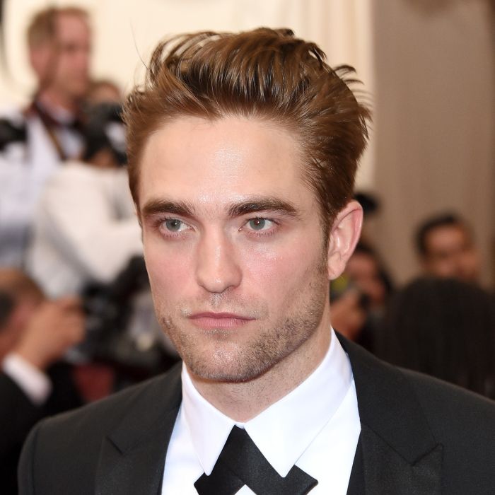  Robert Pattinson é conhecido por interpretar o vampiro Edward Cullen, na saga &quot;Crepúsculo&quot; 