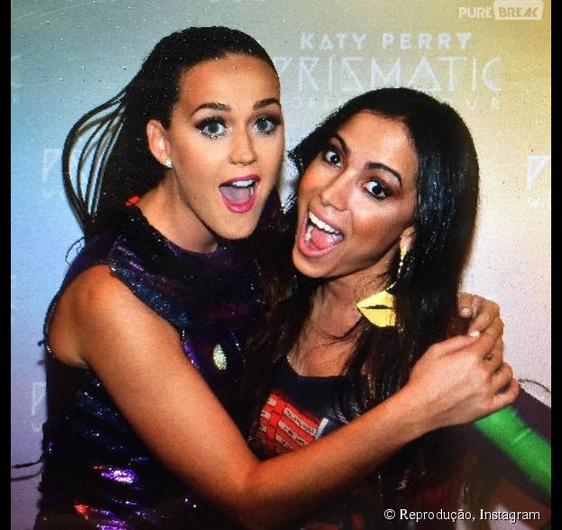 Anitta corre pra tirar foto com Katy Perry em show de SP