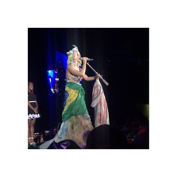 Katy Perry se enrolou em bandeira do BRasil em seu show de SP
