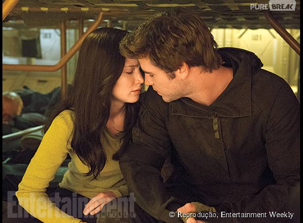 Katniss (Jennifer Lawrence) e Gale (Liam Hemsworth) quase se beijam em "Jogos Vorazes: A Esperança - O Final"