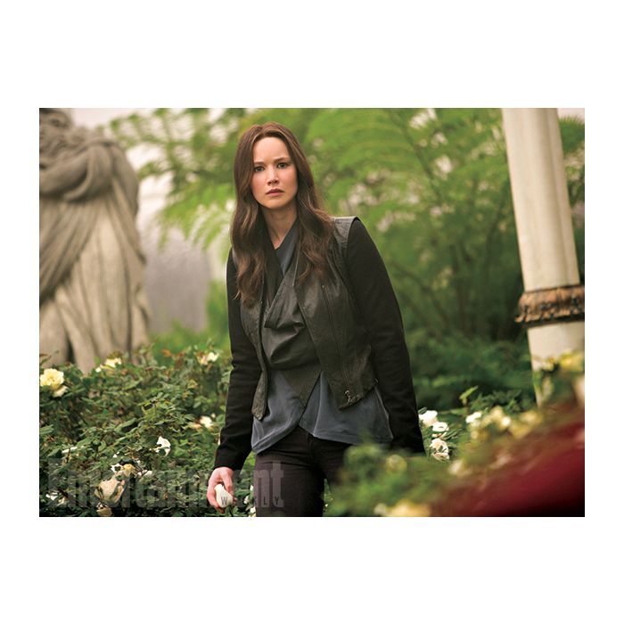 Enquanto Jennifer Lawrence, por sua vez, encarna a heroína Katniss, em &quot;Jogos Vorazes: A Esperança - O Final&quot;
