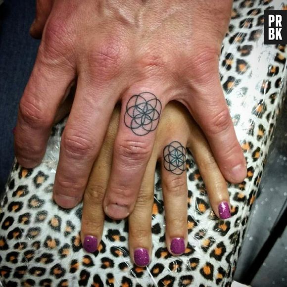 Mais um casal que preferiu se tatuar do que usar aliança