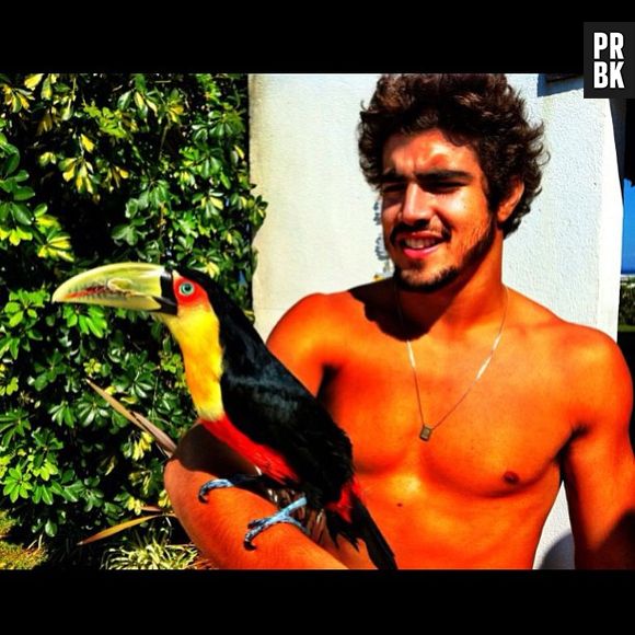 Difícil é deixar de navegar pelo Instagram de Caio Castro. Ele antecipa acontecimentos da novela, põe fotos de festas e aparece sem camisa!