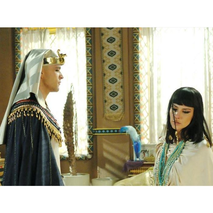 Em &quot;Os Dez Mandamentos: Ramsés (Sérgio Marone) bateu em Nefertari (Camila Queiroz) após ouvir revelação da mulher