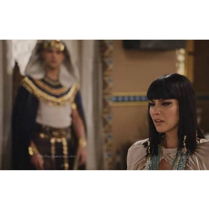 Ramsés (Sérgio Marone) ouviu Nefertari (Camila Rodrigues) dizendo que ainda ama Moisés (Guilherme Winter) em &quot;Os Dez Mandamentos&quot;