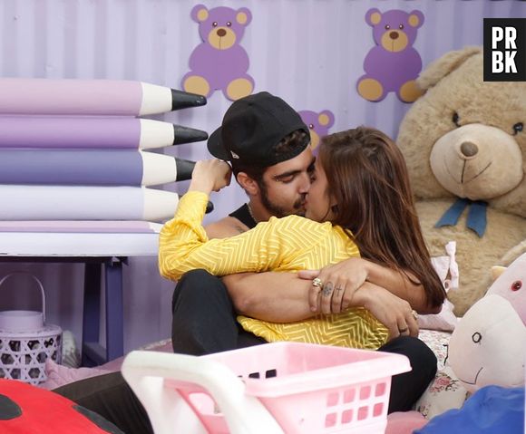 Margot (Maria Casadevall) se surpreende com cantinho para Maria feito por Grego em "I Love Paraisópolis"