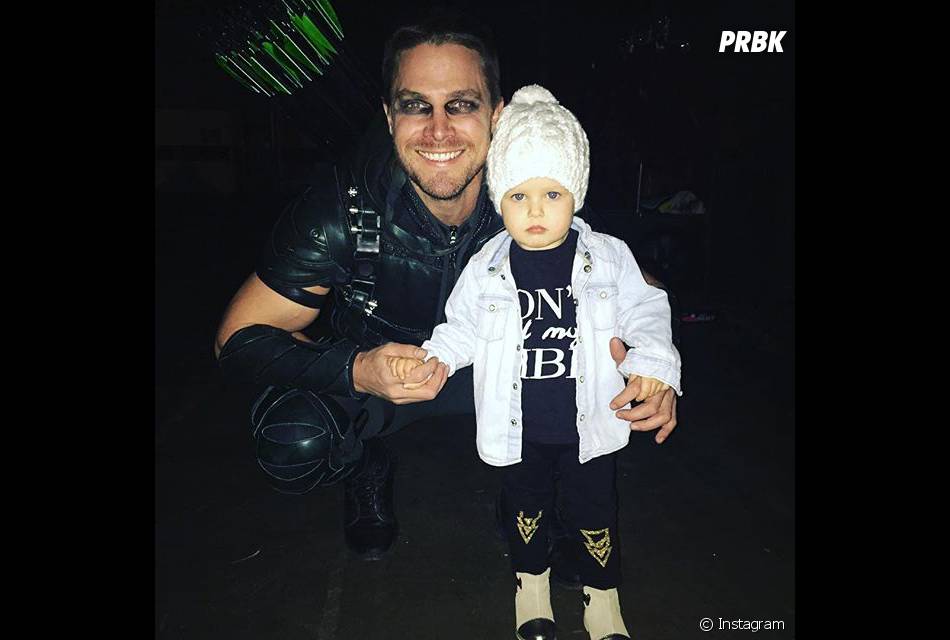 A Filha De Stephen Amell Visita O Pai Nos Sets De Arrow Nesta Foto Postada Pelo Ator No Instagram Purebreak