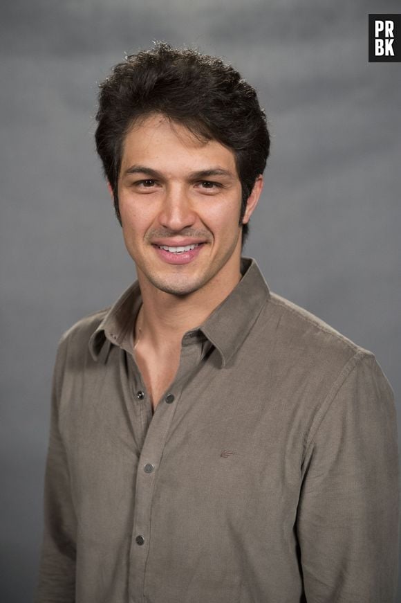 Rômulo Estrela, o Roberto de "Além do Tempo", garante que personagem merece ser perdoado