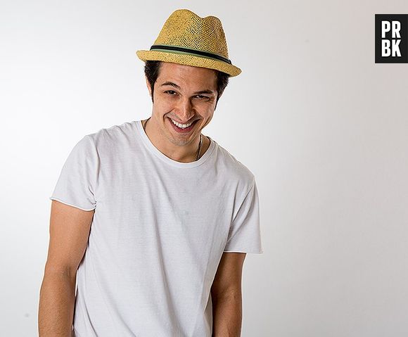 Rômulo Estrela brilha na pele de Roberto em "Além do Tempo" e fala sobre história do personagem