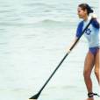 A atriz Milena Toscano foi clicada durante uma aula de stand up paddle no Rio