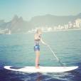 A modelo Yasmin Brunet postou uma foto em seu Instagram enquanto praticava stand up paddle em um cenário paradisíaco