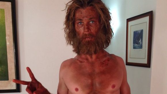 Chris Hemsworth, o Thor de "Os Vingadores", aparece bem mais magro e barbudo para novo filme