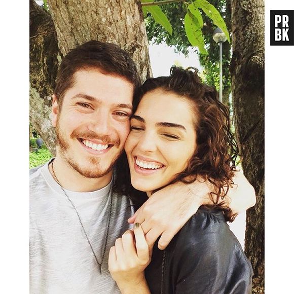 Destaque em "Malhação", Julia Konrad fala sobre rotina com o namorado Caio Paduan, de "Além do Tempo"