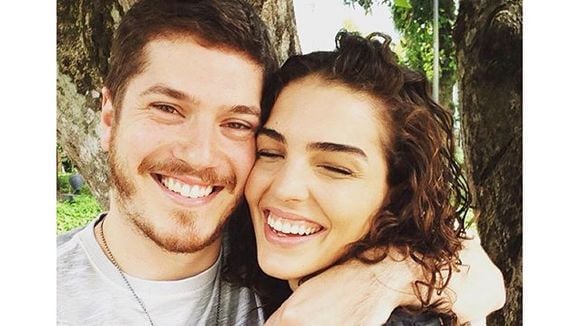 Julia Konrad, de "Malhação", se derrete ao falar sobre namoro com Caio Paduan, de "Além do Tempo"