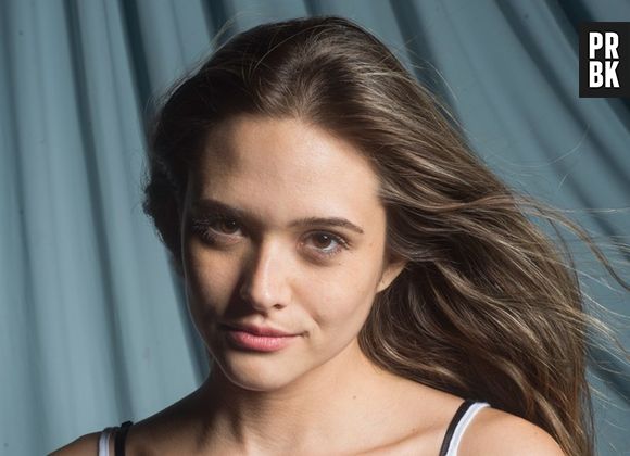 Cassandra (Juliana Paiva) ganha sessão de fotos com Rafael (Daniel Rocha) em troca do paradeiro de Eliza (Marina Ruy Barbosa) em "Totalmente Demais"