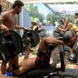 Na academia do "BBB14", Diego Grossi ajudou o brother Valter nos exercícios de musculação