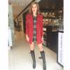 Se você não é fã de looks monocromáticos, a atriz Sophia Abrahão fez um look vermelho apenas com uma jaqueta