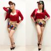 Sem sair de moda, o look de Anitta é composto por um cropped e terninho vermelho, uma graça!