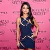 Para o Victoria's Secret Fashion Show 2015, Selena Gomez causou ao aparecer de lentes de contato e dois looks