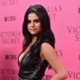 Os dois looks de Selena Gomez no Victoria's Secret Fashion Show 2015 são icônicas