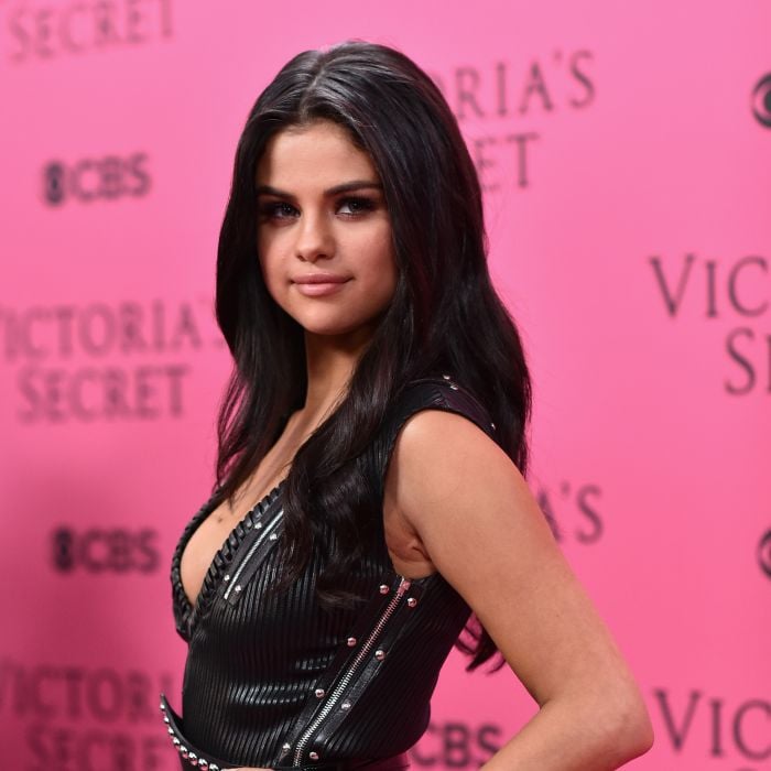 Os dois looks de Selena Gomez no Victoria&#039;s Secret Fashion Show 2015 são icônicas