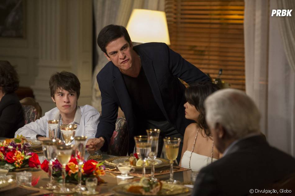 Jonathan (Thalles Cabral) é filho de Félix (Mateus Solano) em Amor à ...