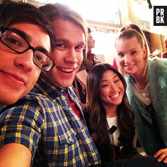 Em "Glee", Kevin McHale, Chord Overstreet, Jenna Ushkowitz e Heather Morris mostram a alegria nos bastidores!