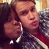 Amber Riley foi mais uma que voltou aos sets de "Glee" e posou com Chord Overstreet