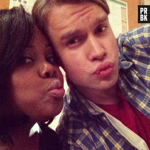 Amber Riley foi mais uma que voltou aos sets de "Glee" e posou com Chord Overstreet