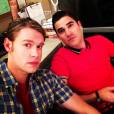 Darren Criss não poderia faltar nos bastidores de "Glee" com Chord Overstreet