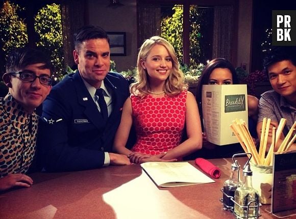 Kevin McHale, Mark Salling, Dianna Agron, Naya Rivera e Harry Shum Jr. no set do centésimo episódio de "Glee"!