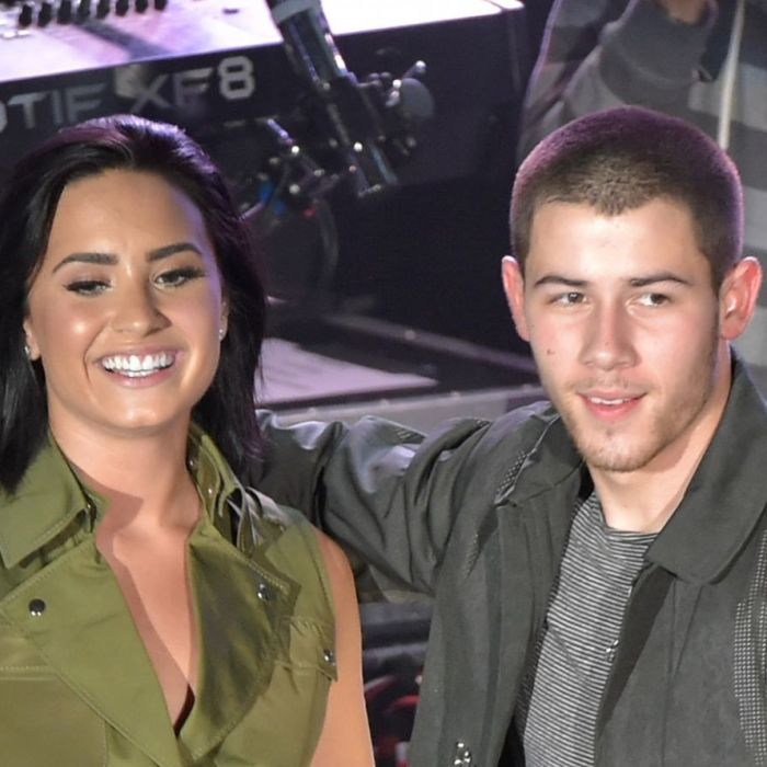 Vendas para Demi Lovato e Nick Jonas no Brasil começam apenas em 2016, afirma jornalista