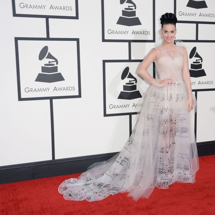 Katy Perry no tapete vermelho do &quot;Grammy Awards 2014&quot;, no último domingo (26)