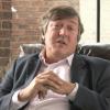 O comediante Stephen Fry também teve a voz incluida em seu perfil