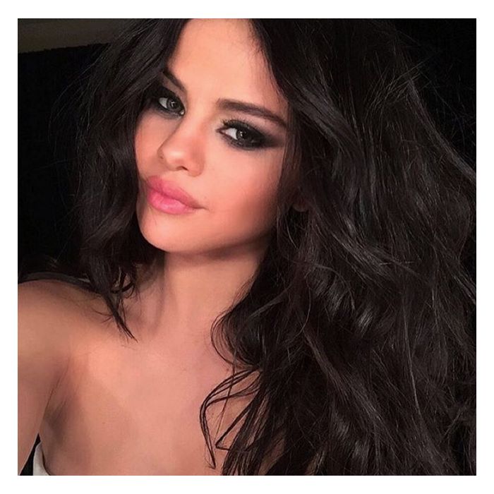 Selena Gomez está sempre arrasando com suas maquiagens